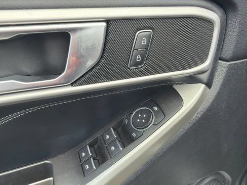 Used 2022 Ford Explorer XLT w/ Equipment Group 202A AWD/4WD image 8