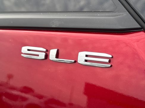 Used 2024 GMC Terrain SLE w/ Driver Convenience Package FWD image 13