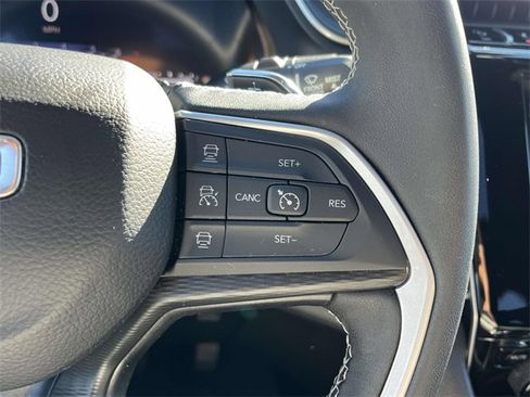 Used 2025 Jeep Grand Cherokee Laredo X image 20