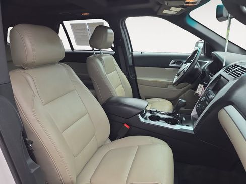 Used 2014 Ford Explorer XLT w/ Equipment Group 202A AWD/4WD image 10