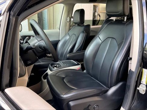 Used 2023 Chrysler Pacifica Touring-L FWD image 3