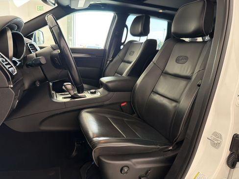Used 2020 Jeep Grand Cherokee Overland AWD/4WD image 5