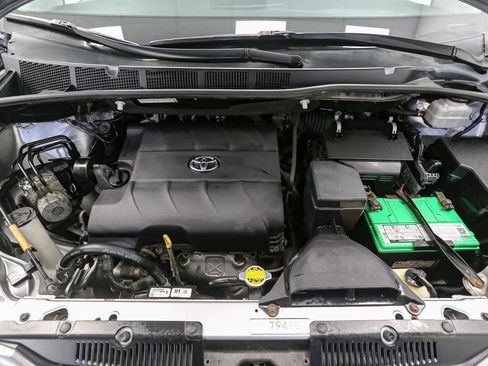 Used 2014 Toyota Sienna XLE FWD image 13