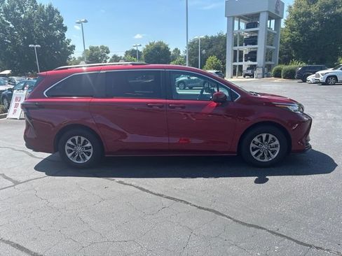 Used 2023 Toyota Sienna LE AWD/4WD image 5