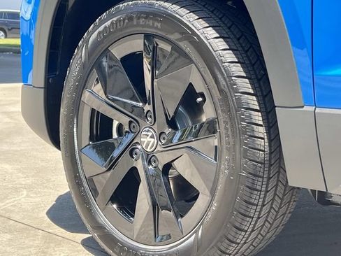 New 2026 Volkswagen Taos SE FWD image 6