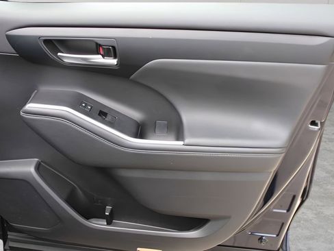 Used 2023 Toyota Highlander XLE AWD/4WD image 26