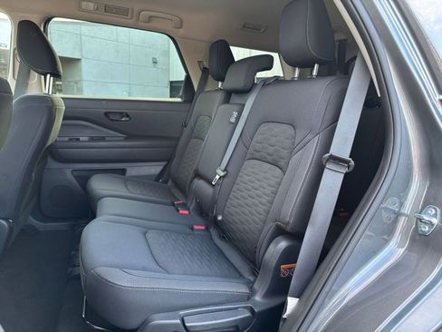 Used 2025 Nissan Pathfinder SV image 21