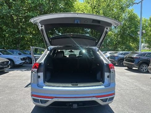 Used 2022 Volkswagen Atlas Cross Sport SEL R-Line AWD/4WD image 40