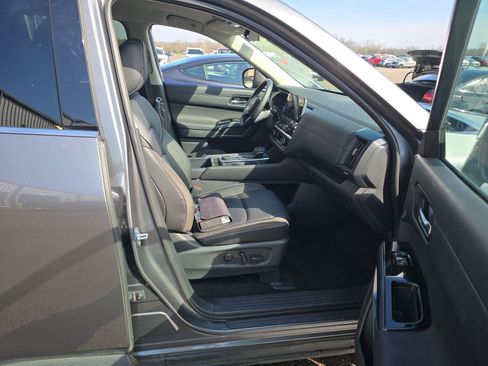 Used 2025 Nissan Pathfinder SL image 14