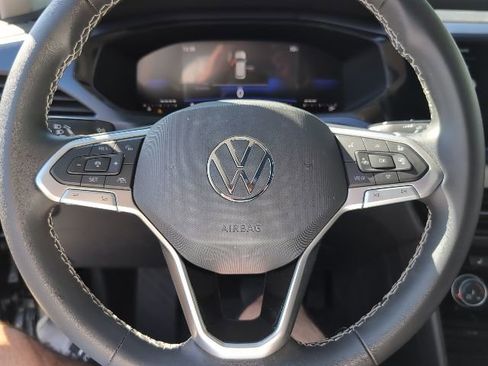 Used 2023 Volkswagen Taos SE w/ Panoramic Sunroof Package image 11
