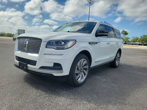 Used 2023 Lincoln Navigator Reserve AWD/4WD image 2