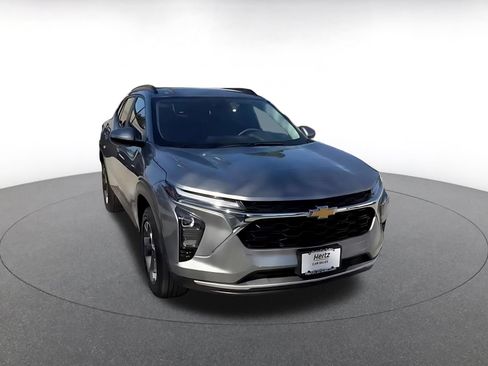 Used 2025 Chevrolet Trax LT FWD image 3