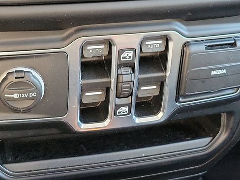 Used 2019 Jeep Wrangler Unlimited Sahara image 26