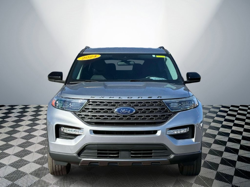 Used 2024 Ford Explorer XLT w/ Equipment Group 202A AWD/4WD image 2