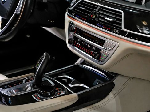 Used 2018 BMW 750i xDrive AWD/4WD image 26