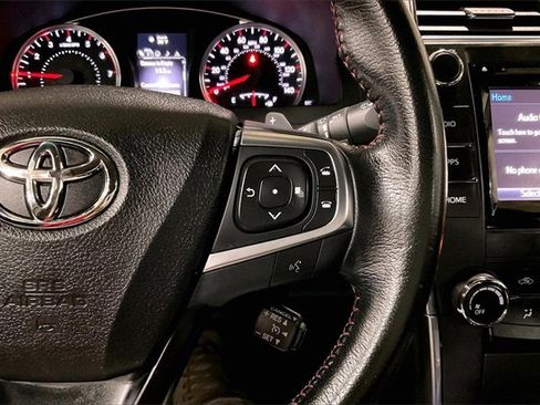 Used 2016 Toyota Camry SE image 19