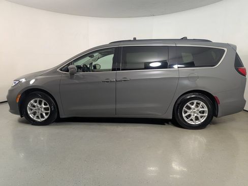 Used 2022 Chrysler Pacifica Touring-L FWD image 4