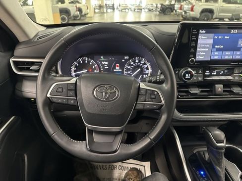 Certified 2022 Toyota Highlander XLE image 30