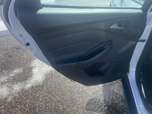 Used 2013 Ford Focus SE w/ SE Winter Pkg image 11