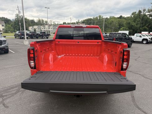 New 2025 GMC Sierra 1500 SLE w/ Preferred Package image 17