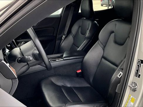 Used 2019 Volvo S60 T5 Momentum w/ Multimedia Package image 33