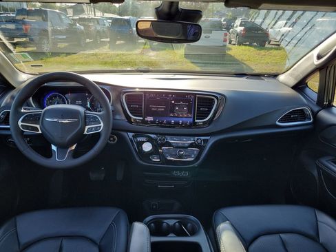 Used 2025 Chrysler Pacifica Select FWD image 28