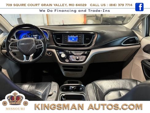 Used 2017 Chrysler Pacifica Touring-L w/ Tire & Wheel Group FWD image 23