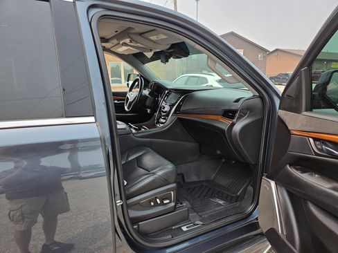 Used 2019 Cadillac Escalade ESV Luxury AWD/4WD image 24