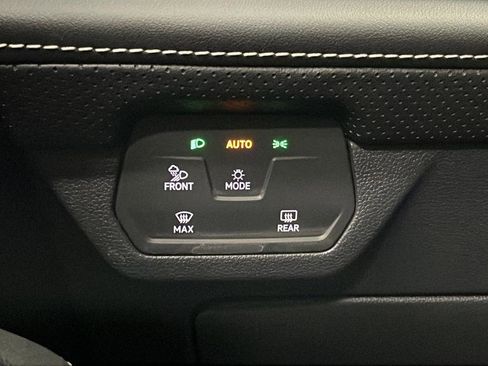 Used 2024 Volkswagen Atlas Cross Sport SE w/ Black Wheel Package image 31