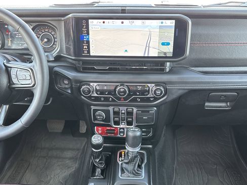 Used 2025 Jeep Wrangler Unlimited Rubicon AWD/4WD image 13