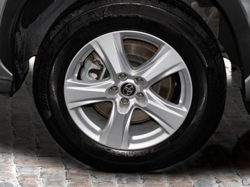 Used 2020 Toyota Highlander L image 38