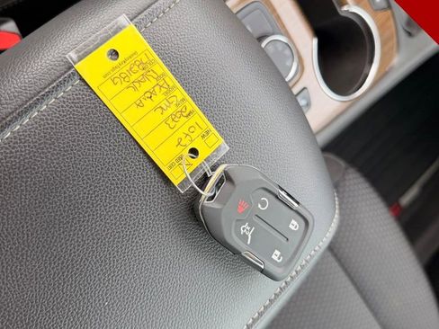 Used 2023 GMC Acadia SLE w/ Driver Convenience Package image 33