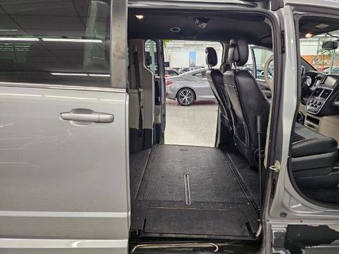 Used 2018 Dodge Grand Caravan SXT FWD image 14