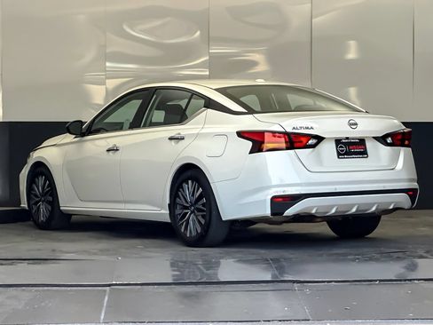 Used 2025 Nissan Altima 2.5 SV FWD image 5
