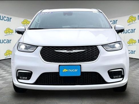 Used 2023 Chrysler Pacifica Touring-L FWD image 2