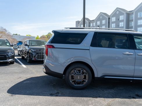 New 2026 Kia Carnival SX w/ SX Dark Edition Package FWD image 12