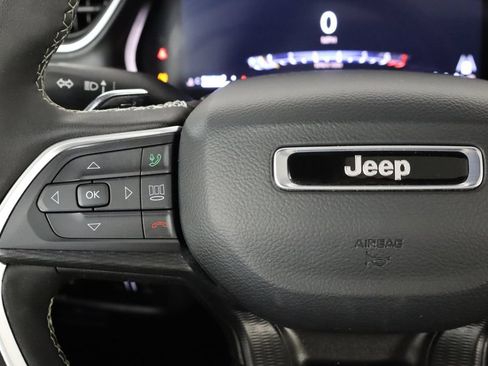 Used 2025 Jeep Grand Cherokee Altitude RWD image 8
