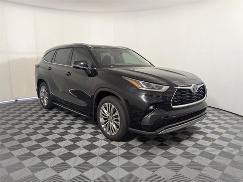 New 2026 Toyota Highlander Platinum image 3
