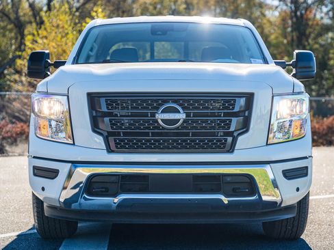 Used 2024 Nissan Titan SV w/ SV Convenience Package image 2