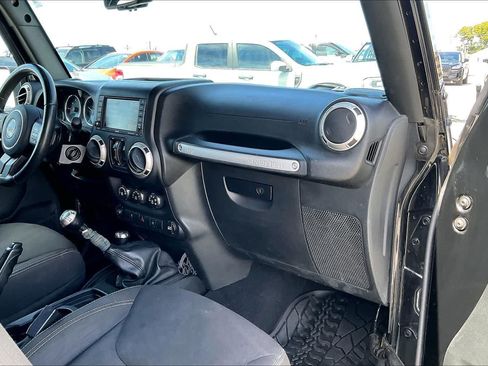 Used 2017 Jeep Wrangler Unlimited Sahara w/ Connectivity Group AWD/4WD image 23