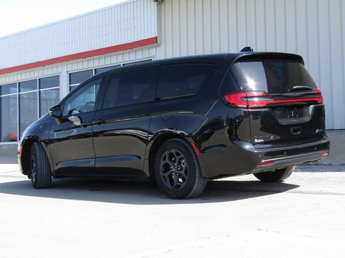 Used 2024 Chrysler Pacifica Select image 10