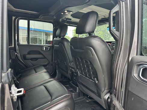 Used 2023 Jeep Wrangler Unlimited Rubicon w/ Cold Weather Group AWD/4WD image 31