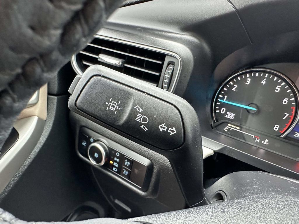Used 2023 Ford Explorer XLT w/ Equipment Group 202A AWD/4WD image 14