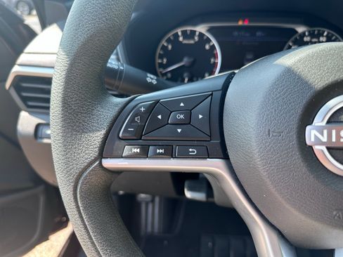 Used 2025 Nissan Altima 2.5 SV FWD image 19