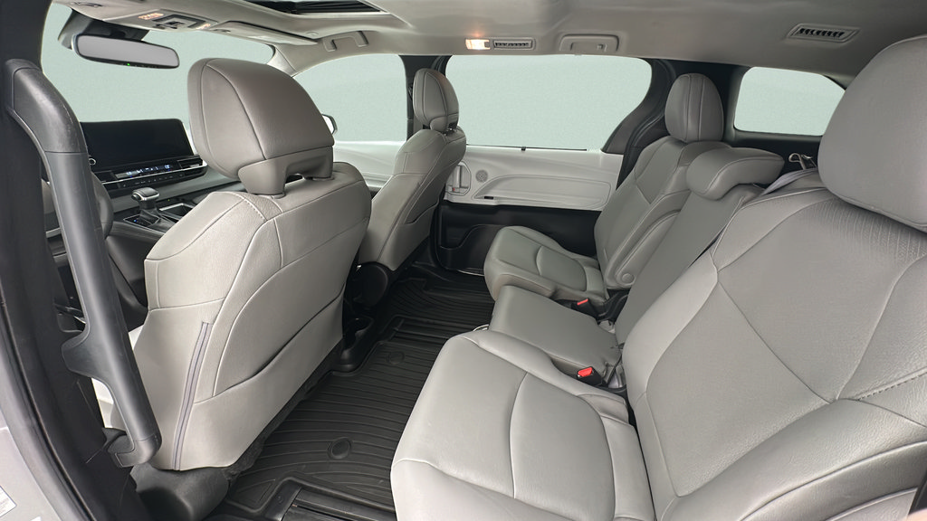 Used 2025 Toyota Sienna XLE FWD image 10