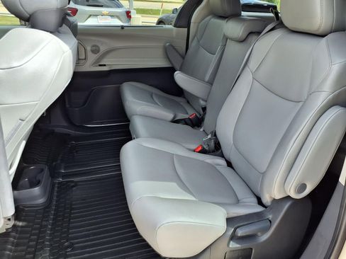 Used 2024 Toyota Sienna XLE FWD image 26