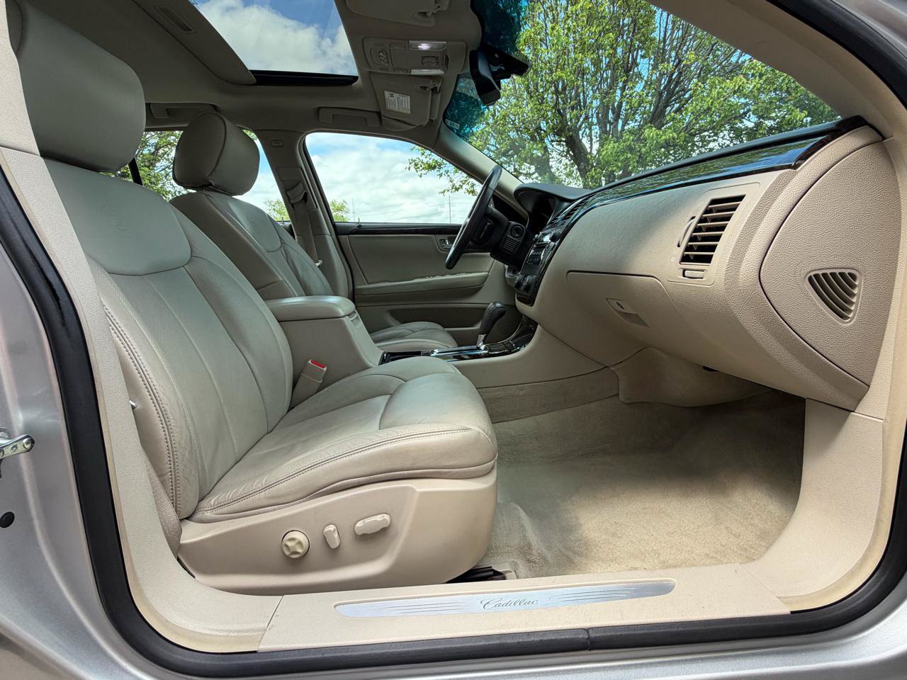Used 2010 Cadillac DTS Luxury FWD image 34