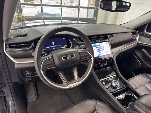 Used 2023 Jeep Grand Cherokee L Limited w/ Black Appearance Package image 17
