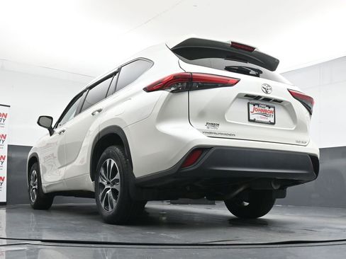 Used 2021 Toyota Highlander XLE AWD/4WD image 35