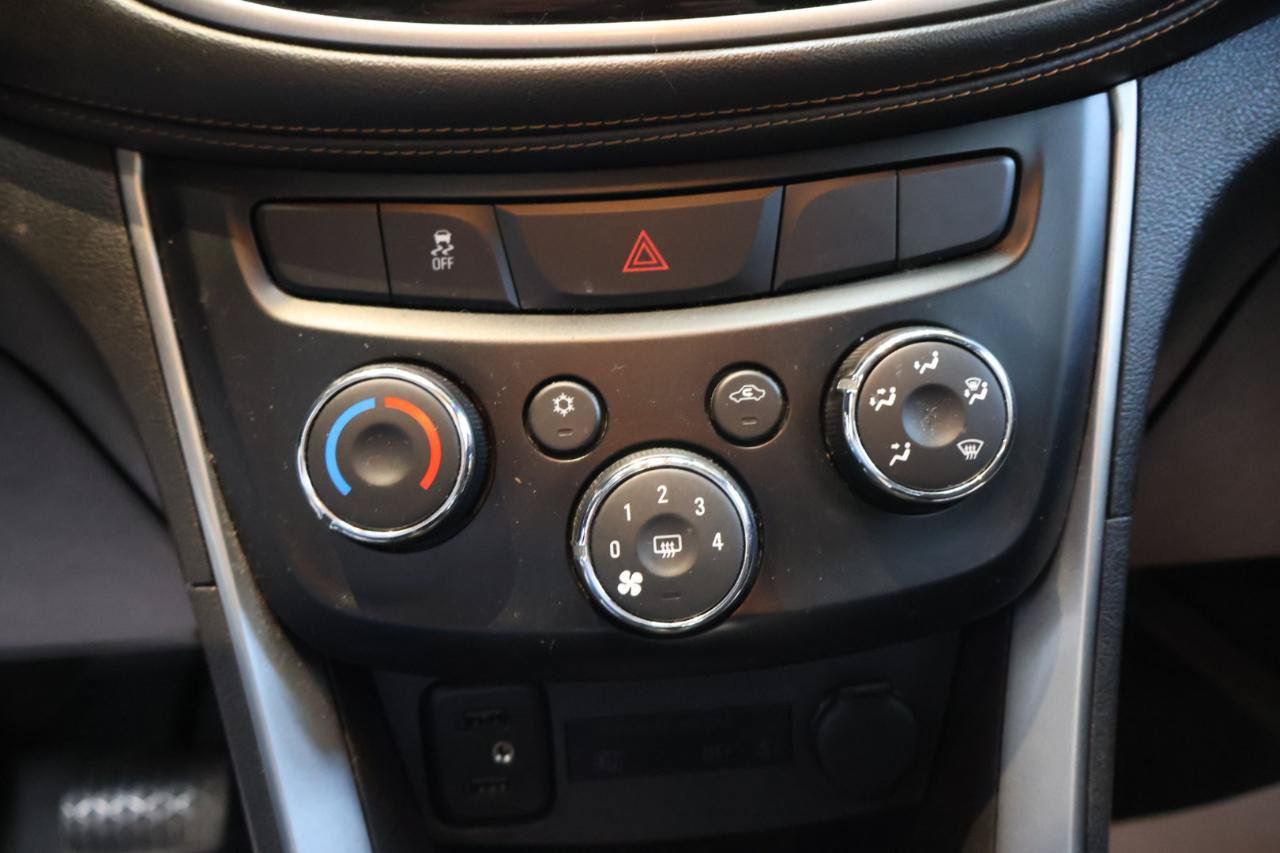Used 2020 Chevrolet Trax LT w/ Sun & Sound Package AWD/4WD image 16